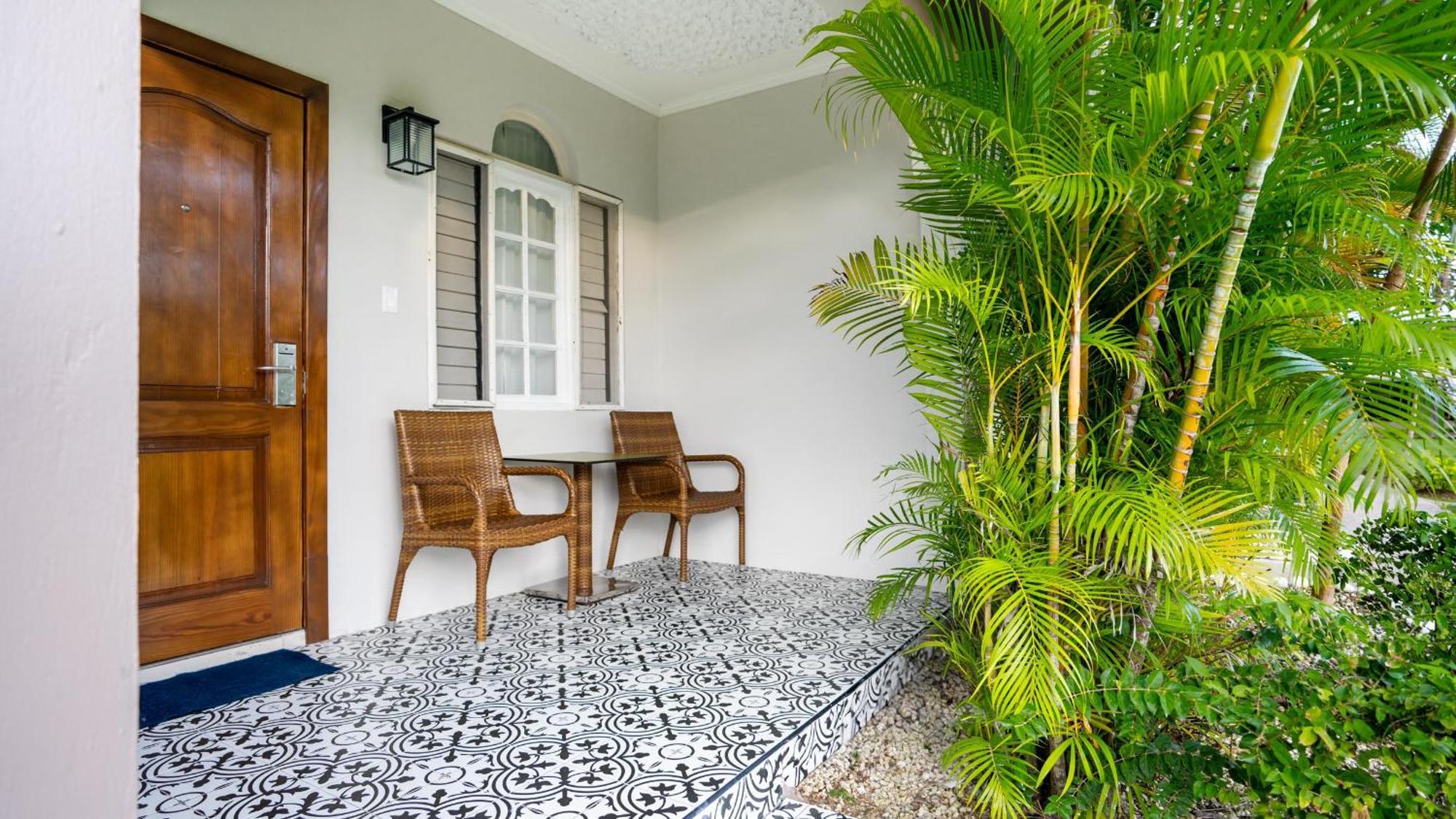 Standard Zimmer mit 2 Doppelbetten und Gartenblick