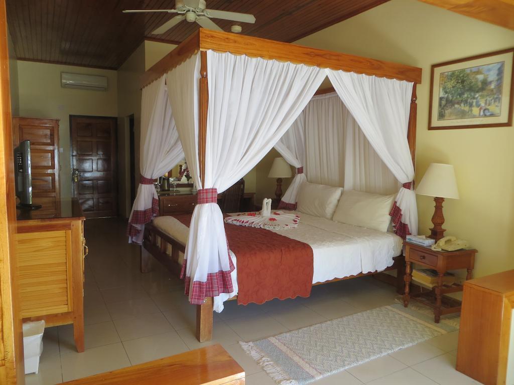 Zimmer mit Doppel- oder Kingsize-Bett mit Meerblick